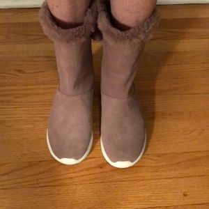 NWOT Skechers Shearling Booties